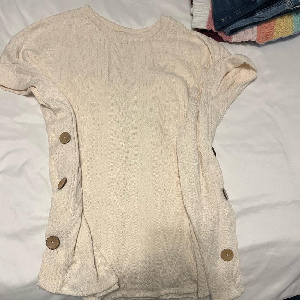 Women’s cream oversized boxy fit sweater shirt!